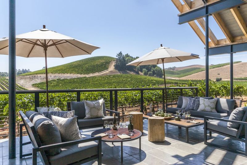 12 California Outdoor Living Rooms That Feel Like A Resort Staycation - Decor Hint Sonoma Wine Country Veranda