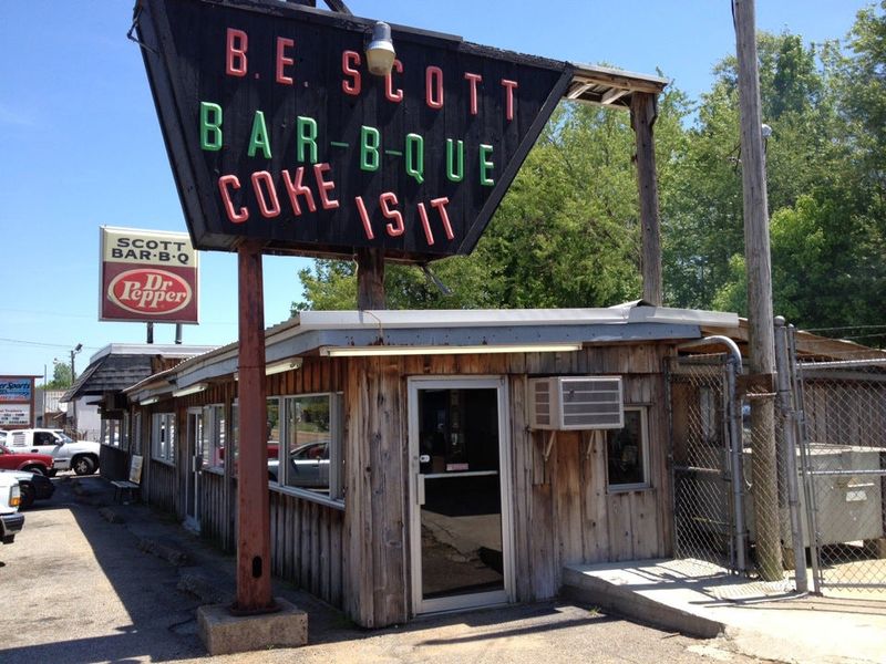 10 Tennessee Barbecue Joints Where The Smoke Still Speaks - Decor Hint Scott's-Parker's Barbecue - Lexington