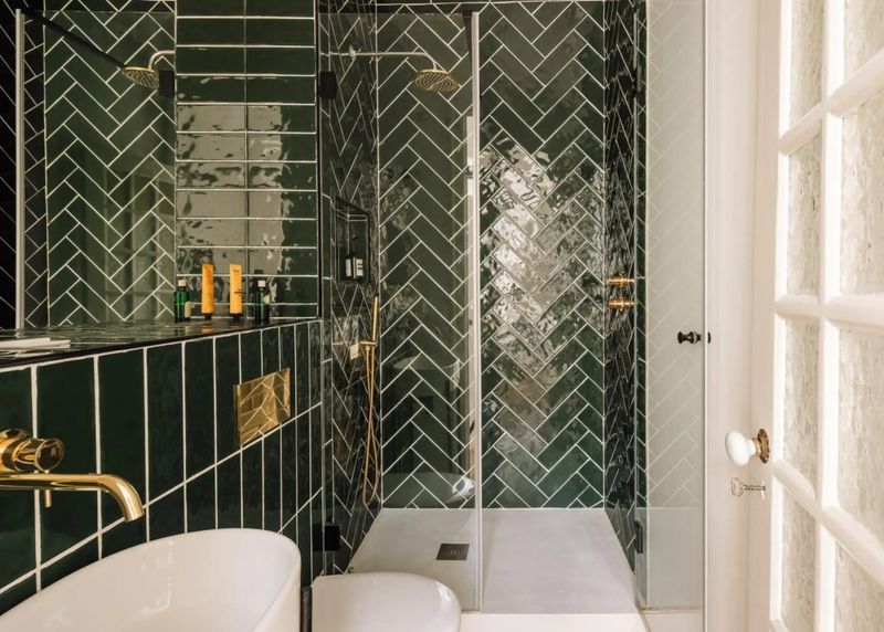 11 Vintage California Bathrooms Making A Stylish Comeback - Decor Hint Subway Tile With A Twist