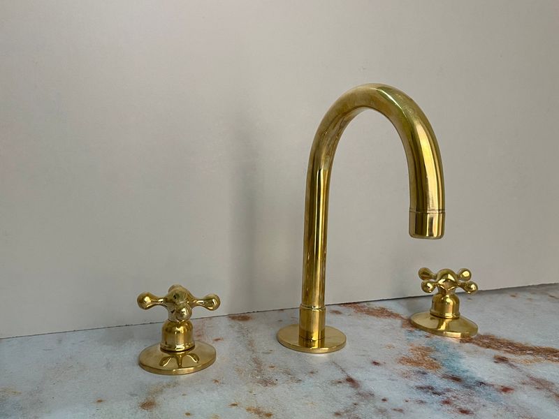 10 Ideas To Bring Classic Retro Bathrooms Into Modern California Homes - Decor Hint Vintage Faucets