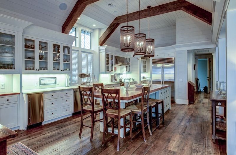 15 Traditional Kitchen Looks In Texas That Might Be Making A Comeback - Decor Hint Crown Molding