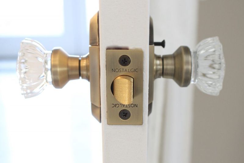 20 Vintage Bathroom Trends Rocking Pennsylvania Homes - Decor Hint Glass Door Knobs Sparkle