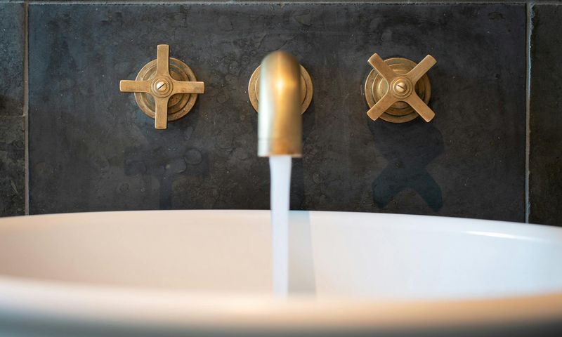 11 Vintage California Bathrooms Making A Stylish Comeback - Decor Hint Brass Fixtures Shine Again