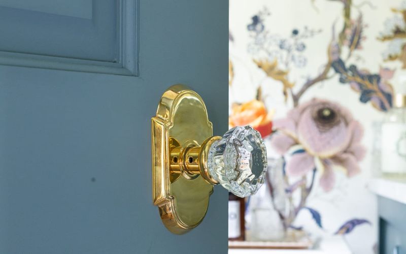 26 Ways To Get That Vintage Bathroom Look In New York Homes (Even In A Modern Apartment) - Decor Hint Glass Door Knobs Add Sparkle