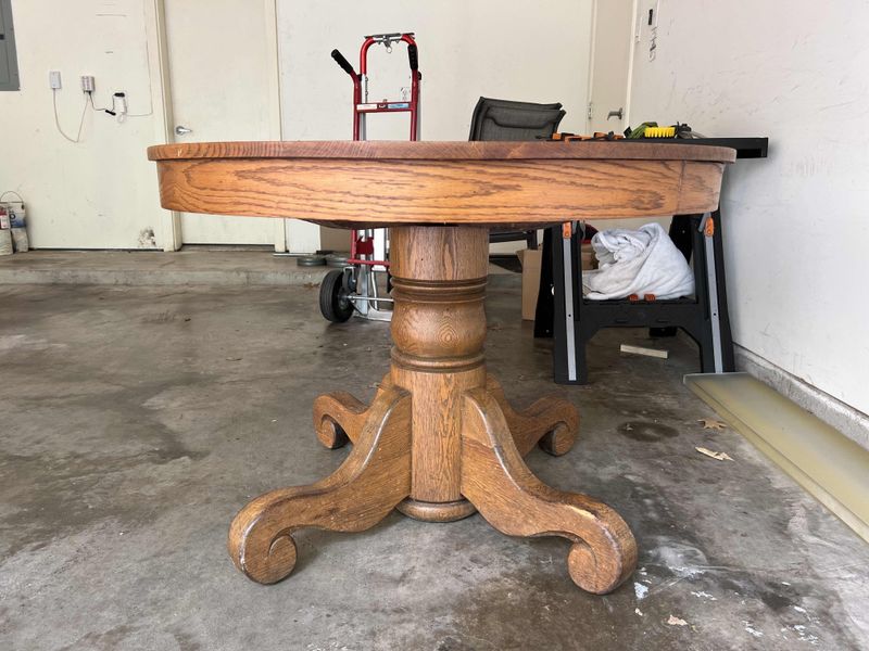 8 Vintage Furniture Pieces Indiana Homeowners Are Rediscovering - Decor Hint Round Oak Dining Tables