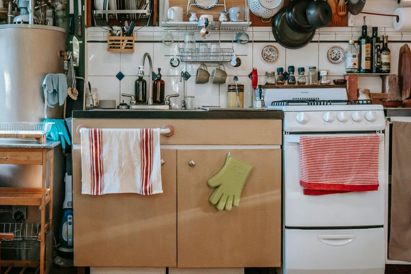 13 Small Tweaks That Instantly Make A Rental Kitchen Cozier - Decor Hint Use colorful dish towels and oven mitts