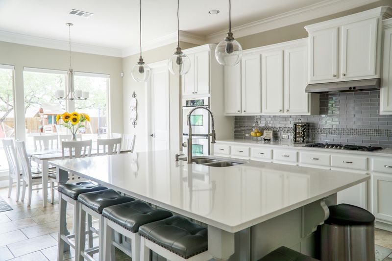 7 Things That Shouldn't Be Expected In Exclusive Residences - Decor Hint Outdated Electronics