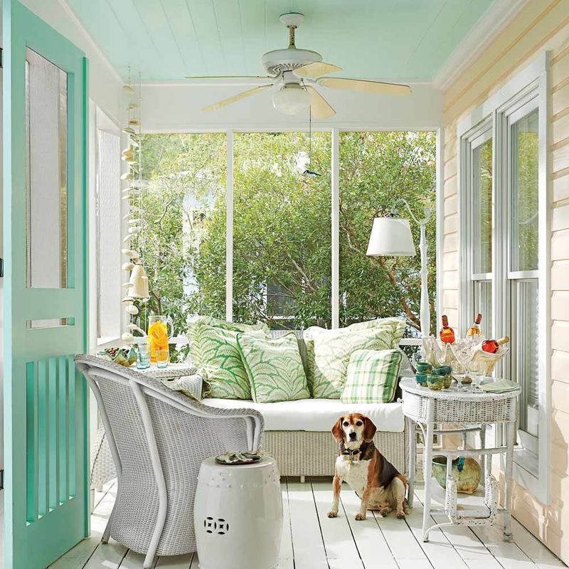 8 Florida Outdoor Spaces That Stay Refreshing In Heat - Decor Hint Screened Porches