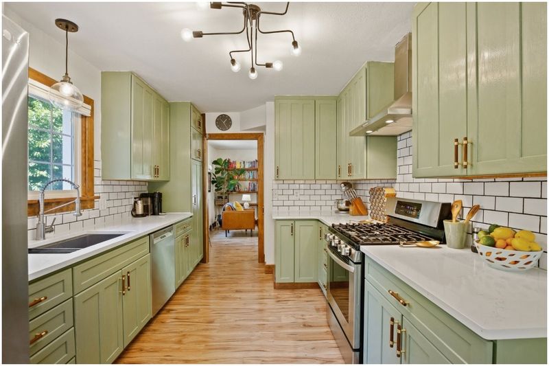 10 Kitchen Design Mistakes Common In Mississippi Homes - Decor Hint Wasted Upper Cabinet Space