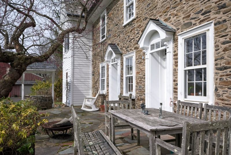 15 Defining Features Of Pennsylvania Stone Farmhouses - Decor Hint Deep-Set Windows