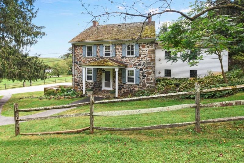 15 Defining Features Of Pennsylvania Stone Farmhouses - Decor Hint Date Stones and Inscriptions