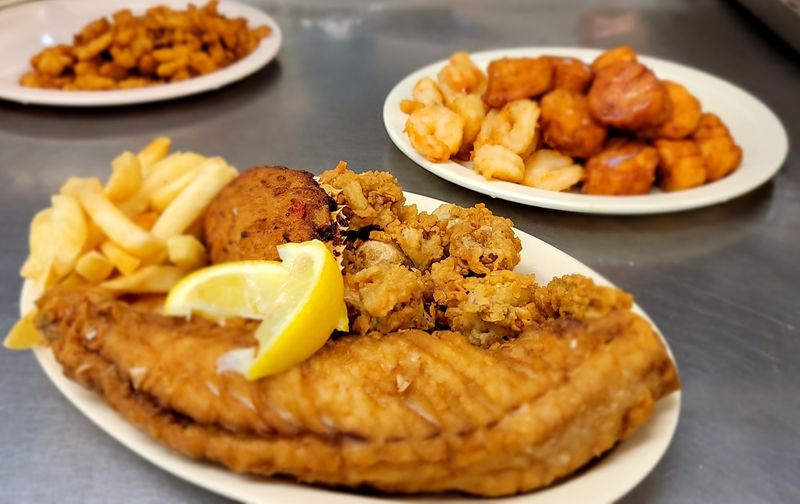 10 North Carolina Seafood Shacks That Taste Like Summer - Decor Hint The Crab Pot