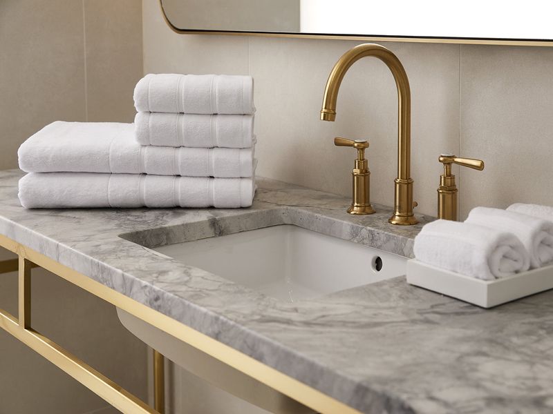 26 Ways To Get That Vintage Bathroom Look In New York Homes (Even In A Modern Apartment) - Decor Hint Classic White Towels With Monograms