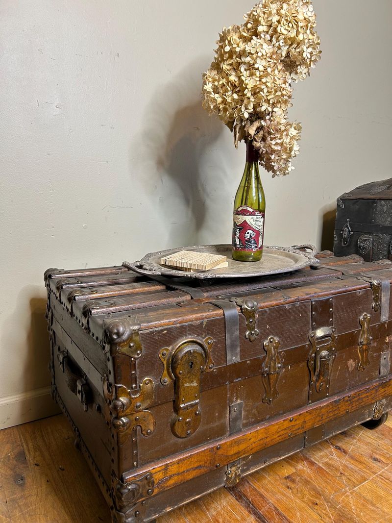 11 Texas Ranch Entryway Ideas That Should Inspire Your Next Renovation - Decor Hint Antique Trunks