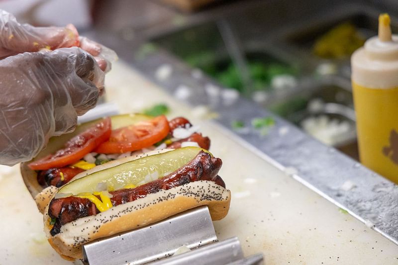 10 Illinois Hot Dog Stands Everyone Keeps Coming Back To - Decor Hint Wiener's Circle - Chicago