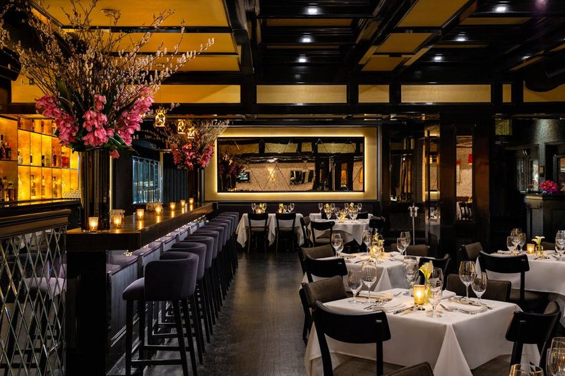 16 Surprising Ways Chicago And New York City Restaurants Stand Worlds Apart - Decor Hint Closing Time Contrasts