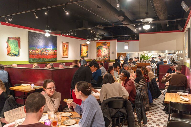 16 Surprising Ways Chicago And New York City Restaurants Stand Worlds Apart - Decor Hint Celebrity Chef Presence