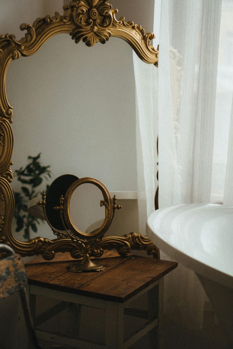 11 Vintage Home Items That Are Back In Style - Decor Hint Antique Mirrors