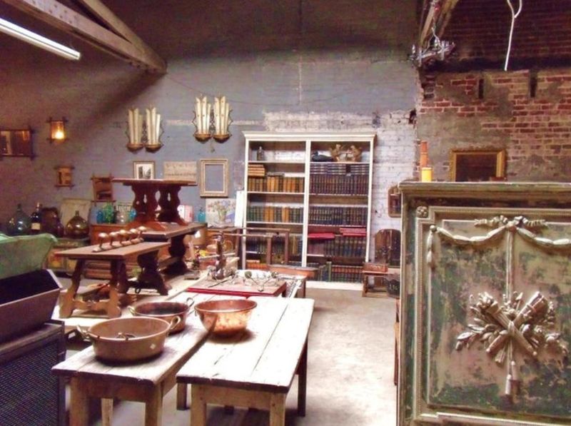 6 Tennessee Vintage Stores Where Locals Hunt for Home Treasures - Decor Hint Rare Bird Antique Mall in Knoxville