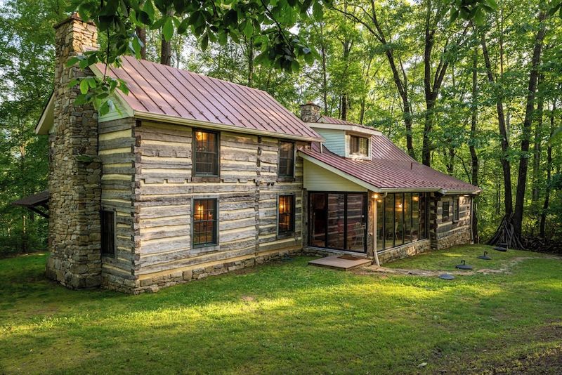 7 Vintage-Decor Cabins In New York That Locals Secretly Love Escaping To - Decor Hint Mountain Hideaway