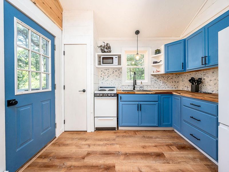 8 Massachusetts Cape Cod Kitchens With Salt-Air Style - Decor Hint Modern Minimalist Cape Kitchen