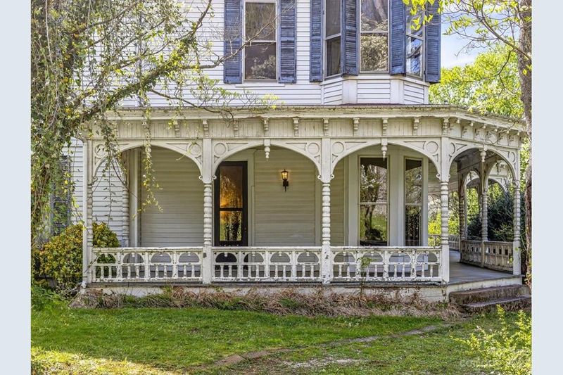 9 North Carolina Porch Styles That Neighbors Envy - Decor Hint Victorian Gingerbread Galleries