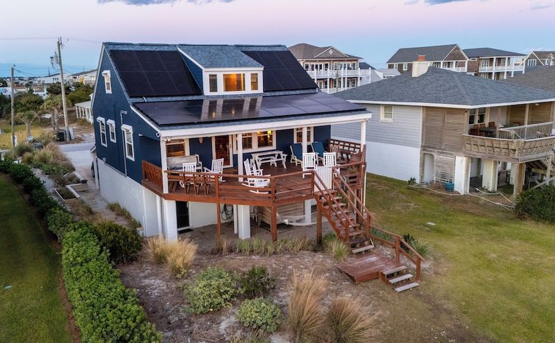 11 Gorgeous Porch Designs That Make North Carolina Cottages Shine - Decor Hint Coastal Cottage Deck