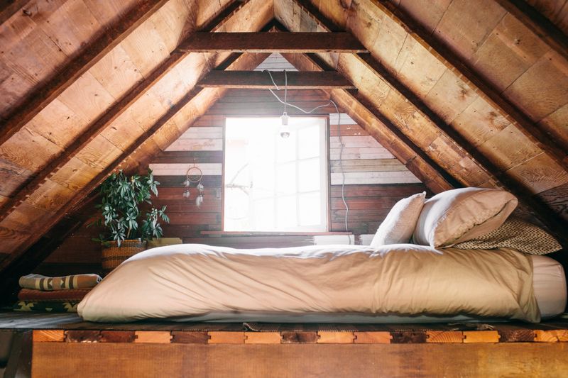 11 Oregon Cabins Offering Interiors That Feel Like Retreats - Decor Hint Cozy Loft Bedrooms