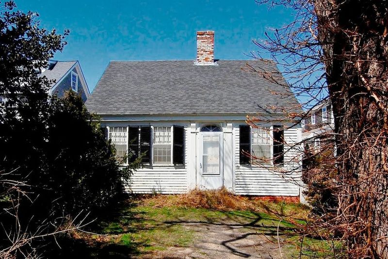 14 Cape Homes In Massachusetts With Sweet, Simple Curb Appeal - Decor Hint Provincetown Painter's Paradise