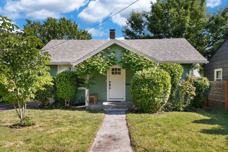 14 Cape Homes In Massachusetts With Sweet, Simple Curb Appeal - Decor Hint Rockport Artist's Retreat