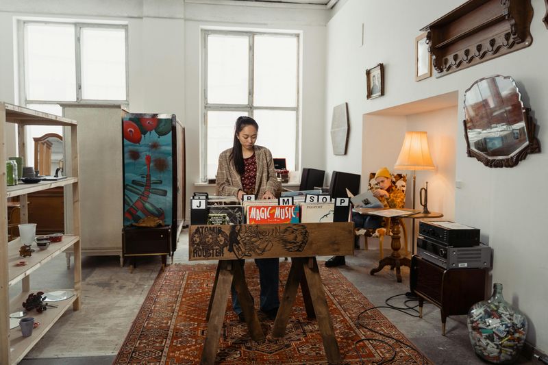 7 Illinois Vintage Shops Where Locals Score Retro Home Décor - Decor Hint An Orange Moon