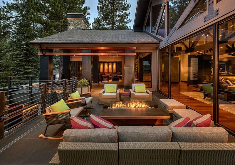 12 California Outdoor Living Rooms That Feel Like A Resort Staycation - Decor Hint Lake Tahoe Alpine Entertainment Deck