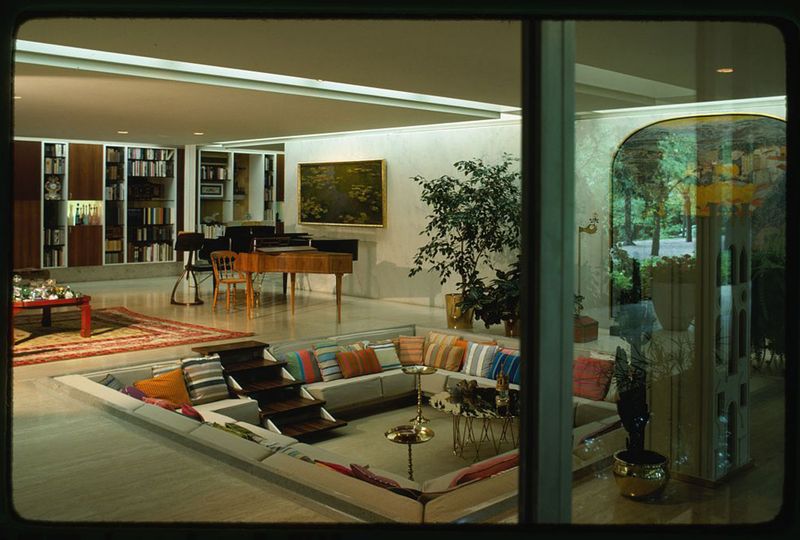 7 California Homes That Channel The Retro Spirit Of The '70s - Decor Hint Silicon Valley Futuristic Flashback