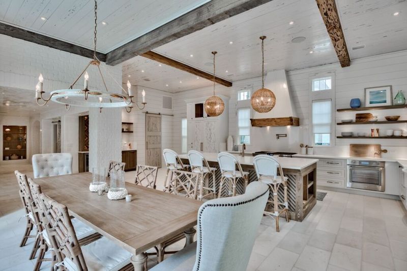 8 Florida Waterfront Homes With Effortlessly Chic Coastal Décor - Decor Hint Panhandle Rustic Retreat