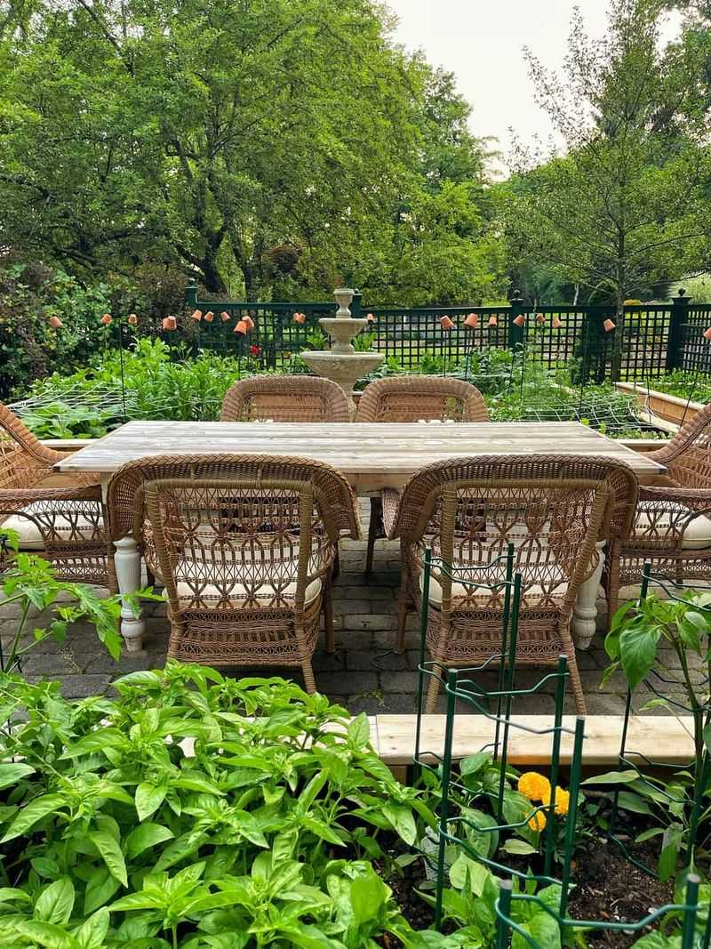 10 Georgia Garden Layouts That Feel Like Outdoor Living Rooms - Decor Hint Edible Garden Dining Room