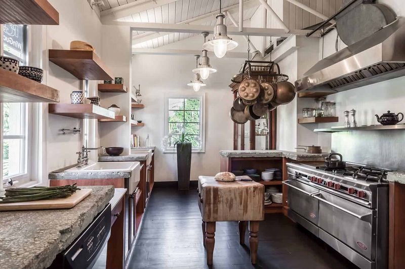 13 Georgia Farmhouse Kitchens Bursting With Rustic Charm - Decor Hint Farmhand Feeding Station