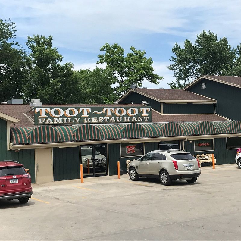 14 Missouri Mom-And-Pop Cafes With Cozy Charm - Decor Hint Toot-Toot Family Restaurant – Maryville