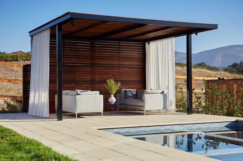 8 Florida Outdoor Spaces That Stay Refreshing In Heat - Decor Hint Poolside Lounges