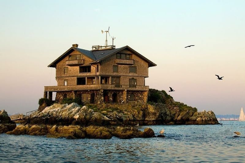 15 Rhode Island Shingle Cottages With Salt-And-Sun Patina - Decor Hint Cliffside Shingle Getaway