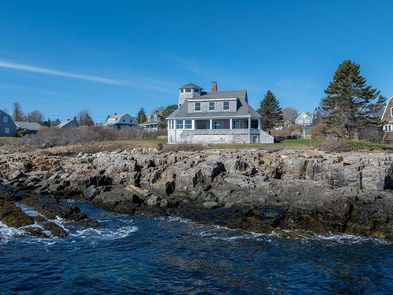15 Rhode Island Shingle Cottages With Salt-And-Sun Patina - Decor Hint Oceanfront Shingle Retreat