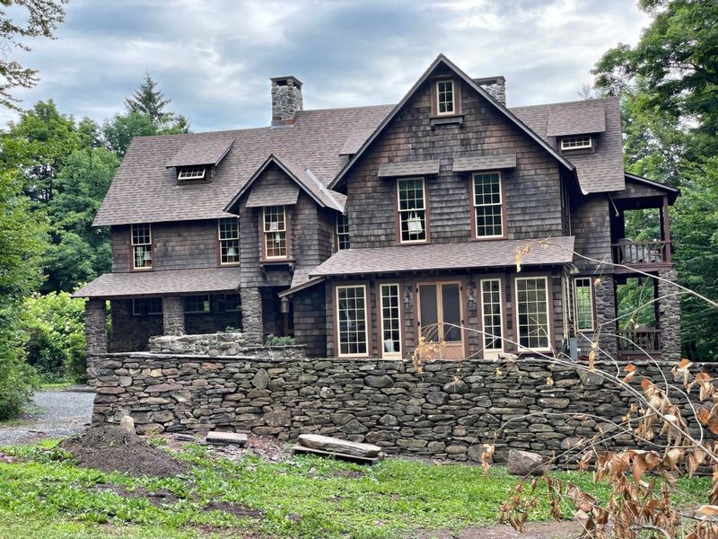 15 Rhode Island Shingle Cottages With Salt-And-Sun Patina - Decor Hint Shingles Paired With Stonework