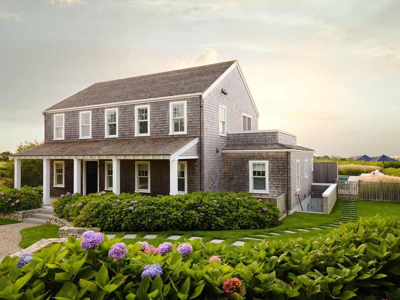 10 Massachusetts Coastal Homes That Could Feel Breezy Inside - Decor Hint Light-Filled Nantucket Cottage
