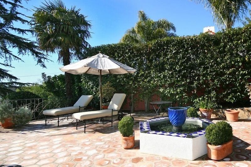 12 California Outdoor Living Rooms That Feel Like A Resort Staycation - Decor Hint Santa Barbara Spanish Colonial Courtyard