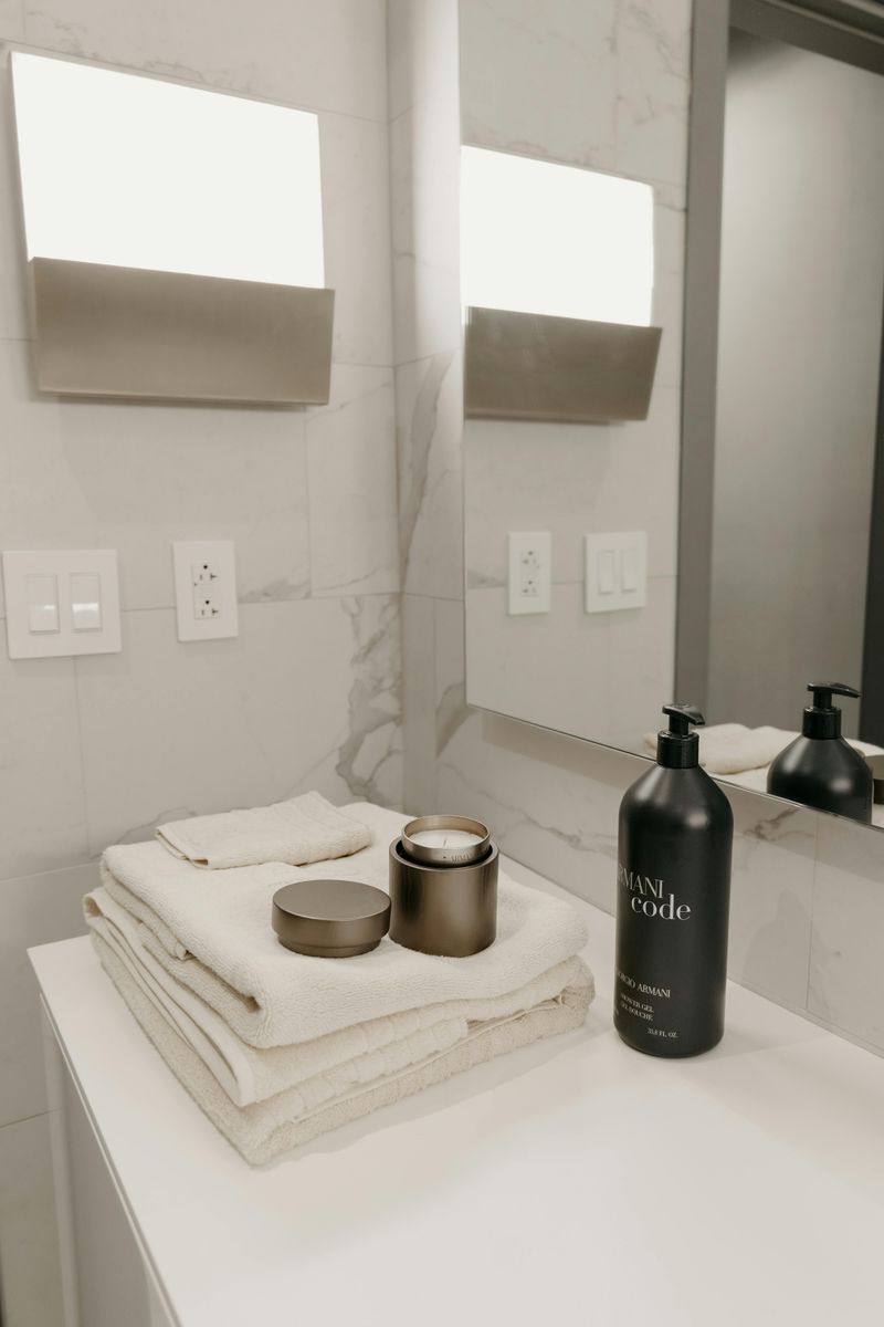 11 Master Bathroom Ideas That Add A Luxurious Touch - Decor Hint Plush Towels And Spa-Inspired Accessories