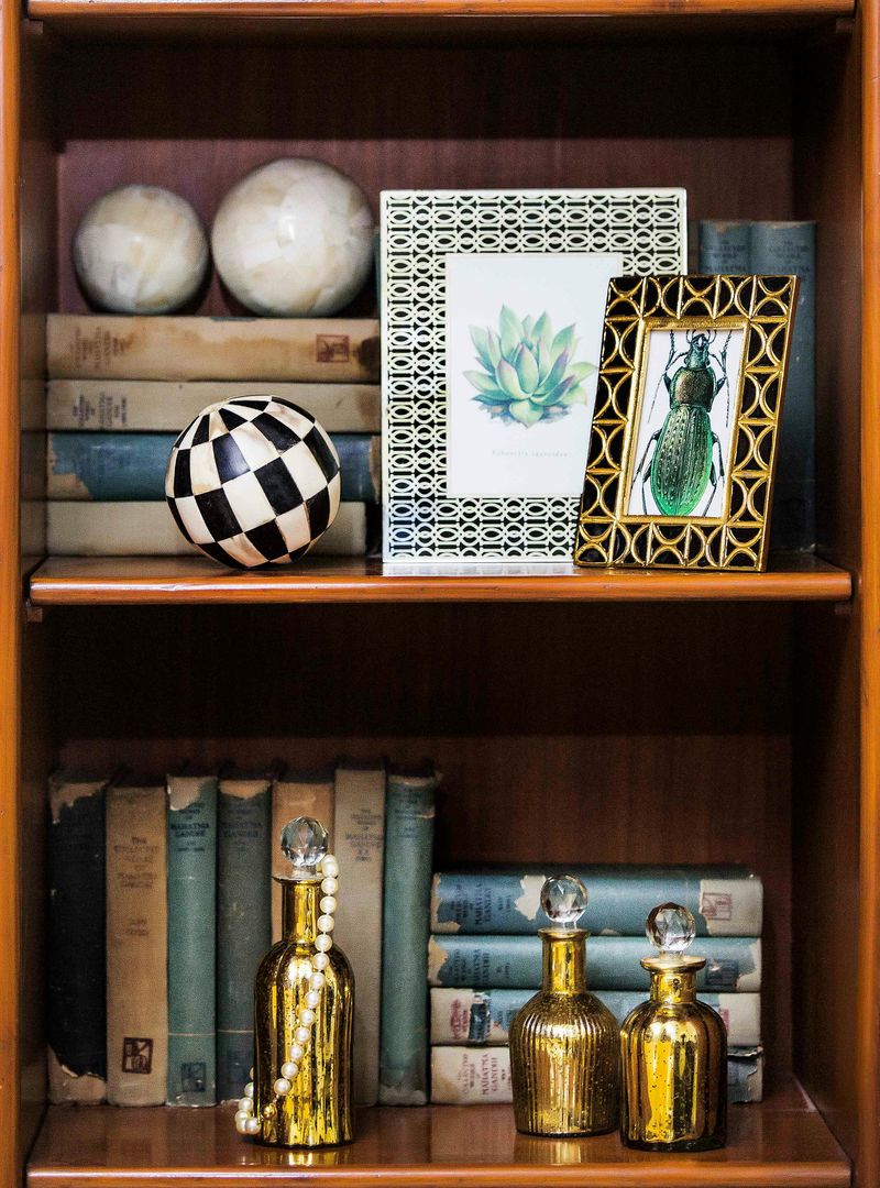 10 Easy Ways To Bring Modern Cottage Style To Any Room - Decor Hint Balance Vintage Art With Modern Frames