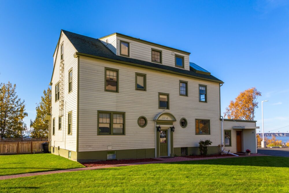 10 Exterior Design Elements Common In Alaska's Cold-Climate Homes - Decor Hint South Facing Glass - Decor Hint