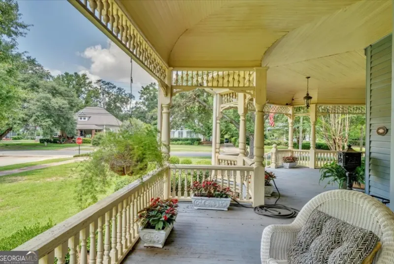 8 Georgia Wraparound Porches Made For Rocking Chairs - Decor Hint Historic District Elegance