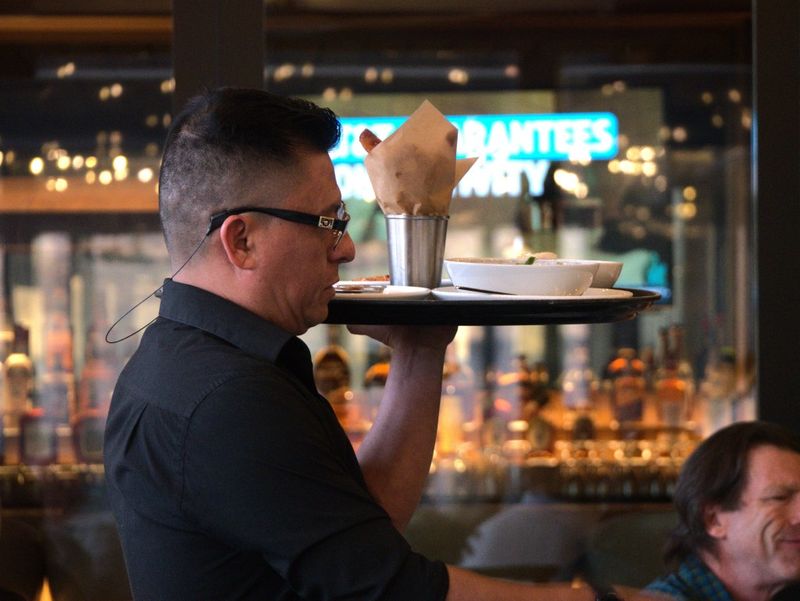 16 Surprising Ways Chicago And New York City Restaurants Stand Worlds Apart - Decor Hint Midwest Friendly vs. Brisk Efficiency