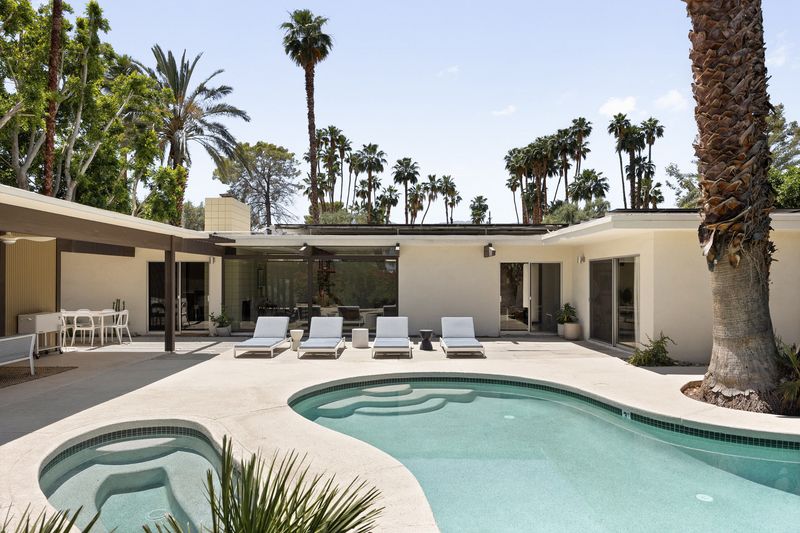 9 California Courtyard Homes That Bring Resort Living Home - Decor Hint Mid-Century Courtyard Retreat