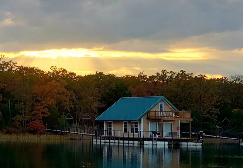 17 Charming Screened Rooms In South Carolina That Feel Like Childhood Summers - Decor Hint Lake Murray Floating Screened Cabin